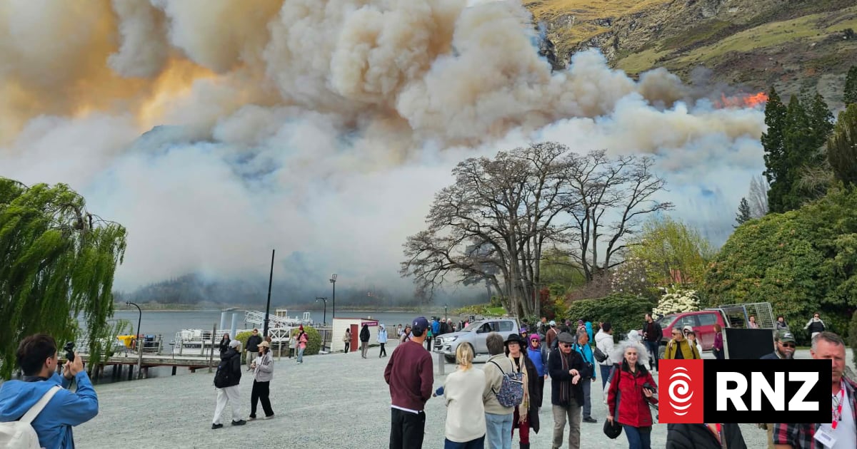 Firefighters continue to battle major blaze near Queenstown