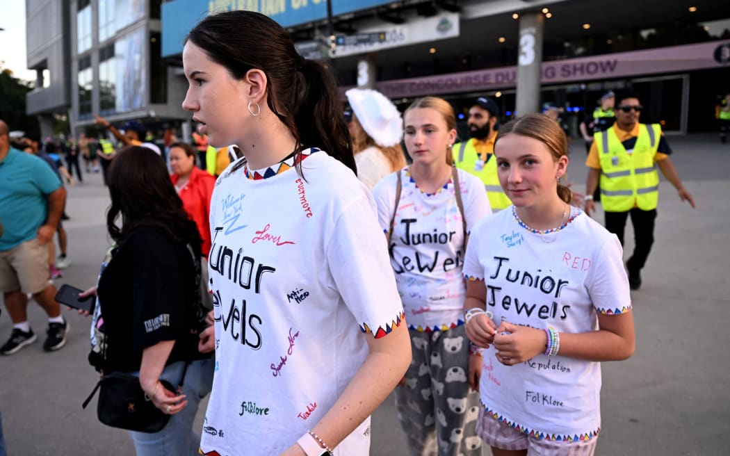 Security move ticketless fans of Taylor Swift away from the Melbourne Cricket Ground before the first of Swift's three shows in Melbourne on 16 February, 2024. (Photo by William WEST / AFP)