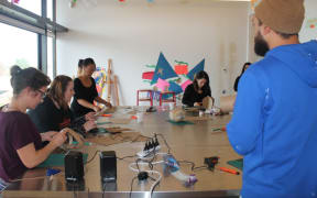 An image of a contemporary urban art class being taught at Te Oro.