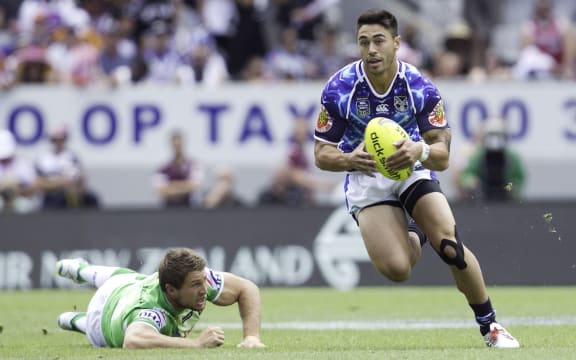 Warriors Shaun Johnson makes a break during a game with the Canberra Raiders.