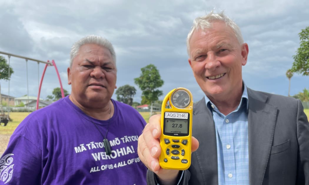Auckland councillor Alf Filipaina and Auckland Mayor Phil Goff with a device showing that the temperature had already reached 27 degrees despite it being mid-morning.
