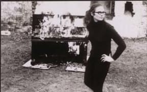 Annea Lockwood - pianoburning