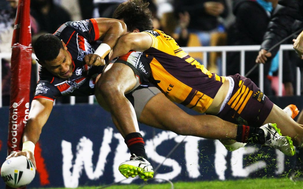 David Fusitu'a scores in the corner.