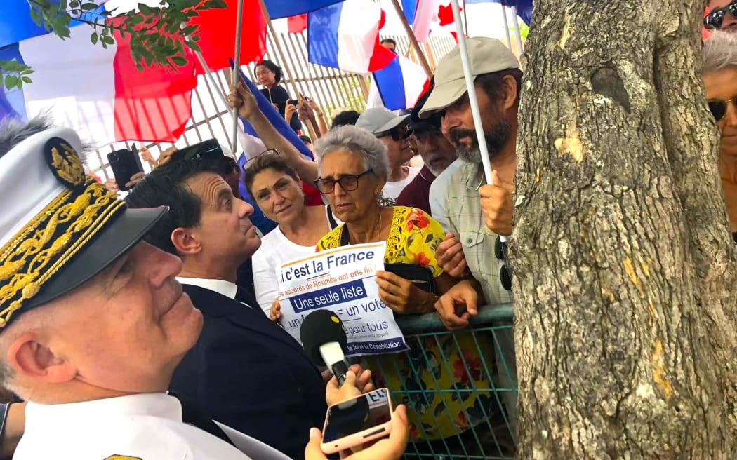 Nicolas Metzdorf, Manuel Valls and Sonia Backès (L to R) during a public and filmed heated argument on Saturday 22 February 2025 in the city of Mont-Dore – PHOTO NC la 1ère