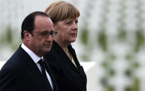 French President Francois Hollande (L) and German Chancellor Angela Merkel