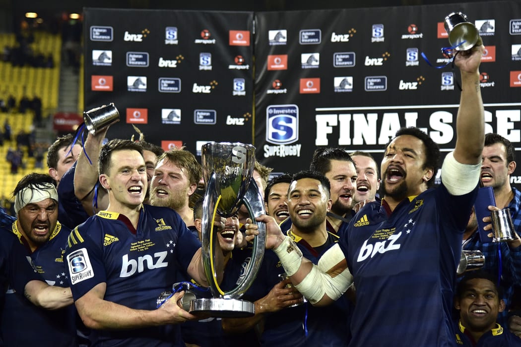 The Highlanders get their hands on the prize after winning the Super 15 competition for the first time.