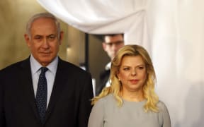 Israeli Prime Minister Benjamin Netanyahu and his wife Sara wait for the arrival of Ethiopian Prime Minister and his wife ahead of a welcoming ceremony at the PM's office in Jerusalem, on June 6, 2017. / AFP PHOTO / Gali TIBBON
