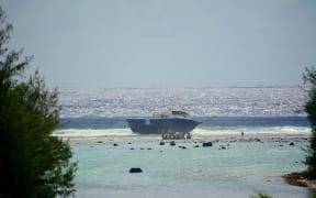 FV Zambugga on the reef between Motu Tapu and Motu Oneroa in Muri