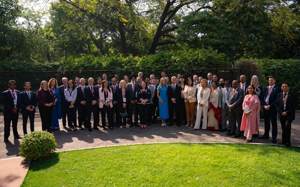 भारत मुक्त व्यापार समझौते के लिए नई दिल्ली में एक हस्ताक्षर समारोह से पहले न्यूजीलैंड के उच्चायोग, सांसदों और व्यापार प्रतिनिधिमंडल के साथ व्यापार मंत्री टॉड मैक्ले।