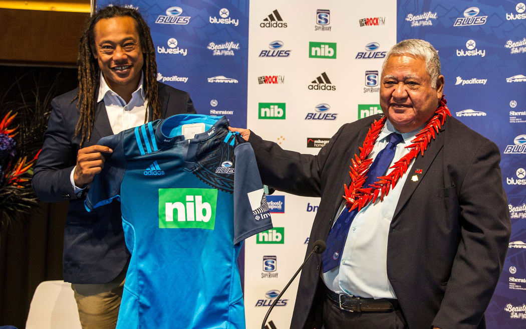 Blues coach Tana Umaga presents a team jersey to Samoan Prime Minister Tuilaepa Sailele Malielegaoi.