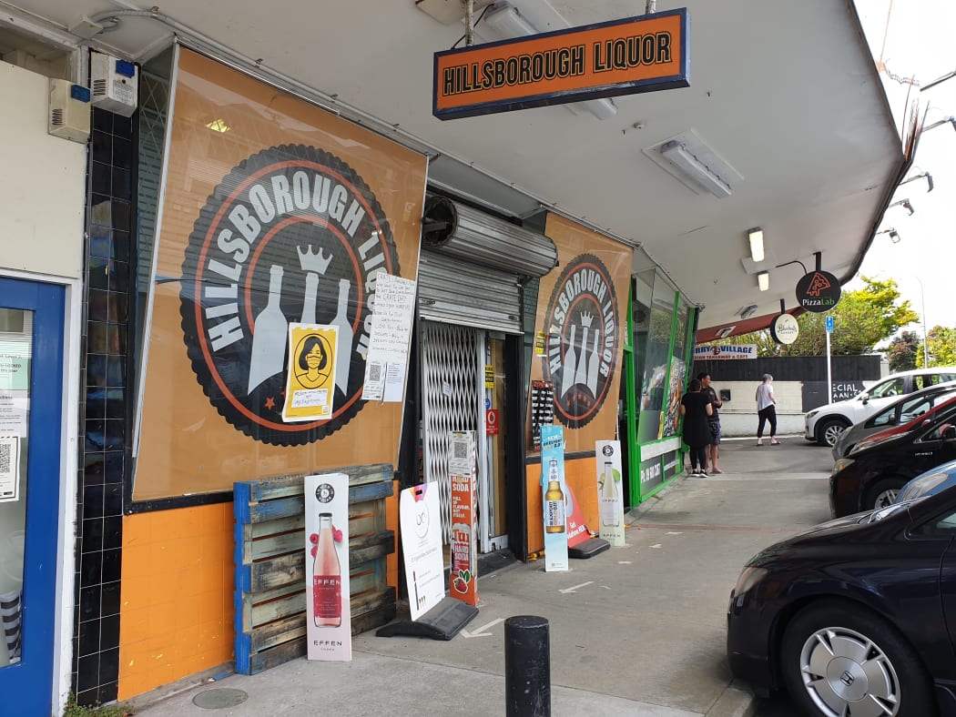Small businesses in Hillsborough, Auckland, say they were left in fear because they think police took too long to arrive when they called for help.