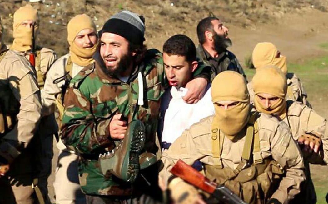 IS posted photos showing the captured Jordanian pilot.