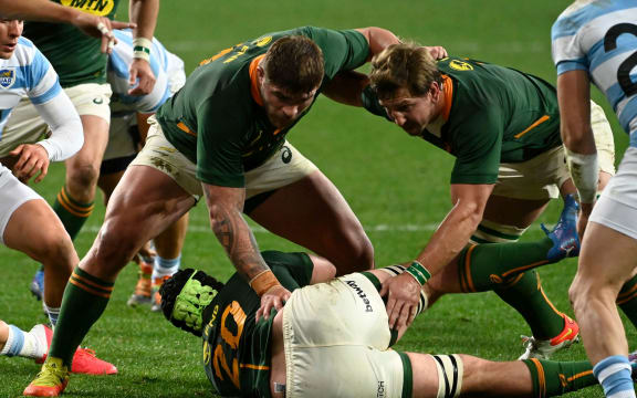 Malcolm Marx and Kwagga Smith guard Marco van Staden during the 2021 Rugby Championship test match between South Africa and Argentina at Nelson Mandela Bay Stadium in Port Elizabeth 2021.