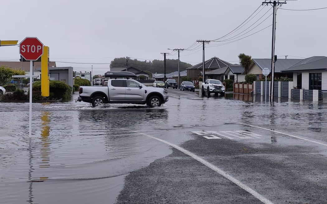 Surface flooding on Princes Street and Furlong Street intersection in Hāwera