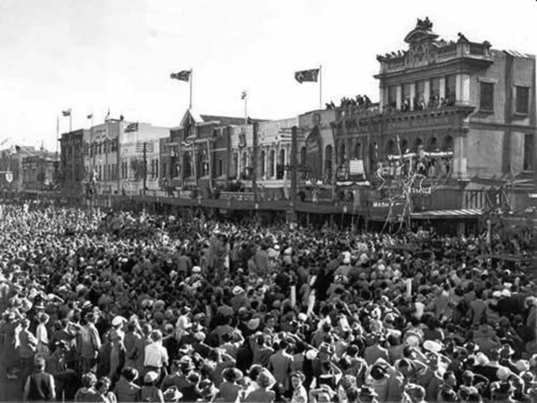 An Invercargill crowd greets Queen Elizabeth II and the Duke of Edinburgh in 1954