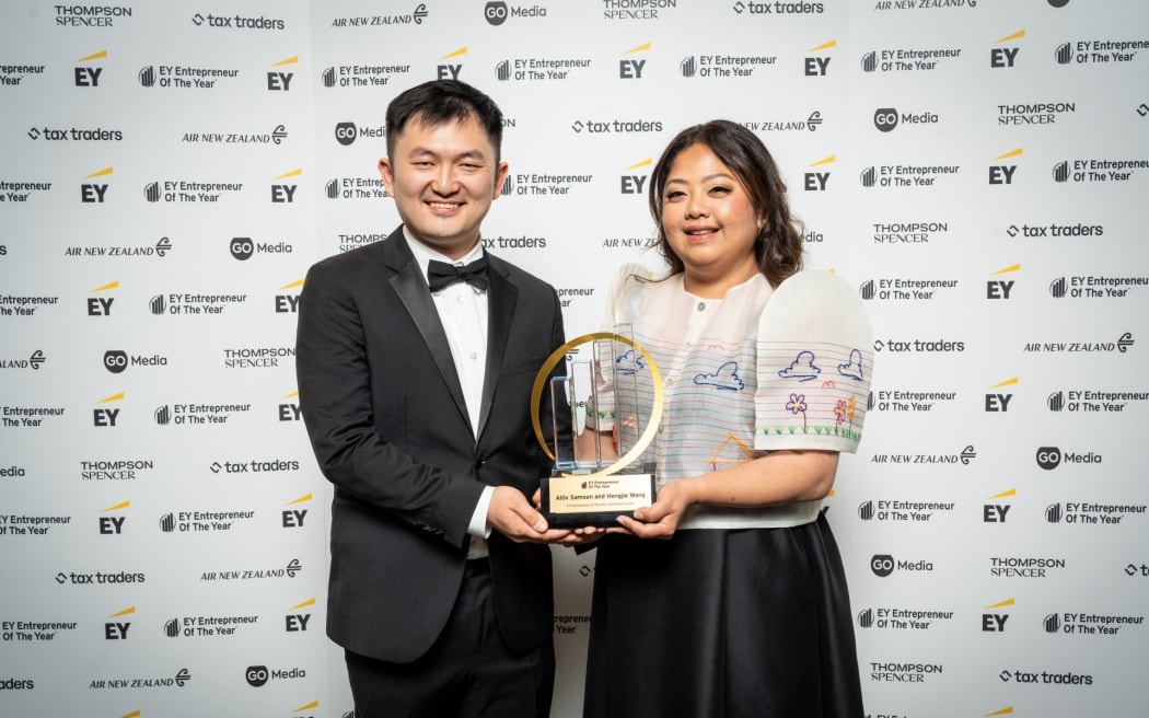Kami co-founders Hengjie Wang and Alliv Samson with their award.