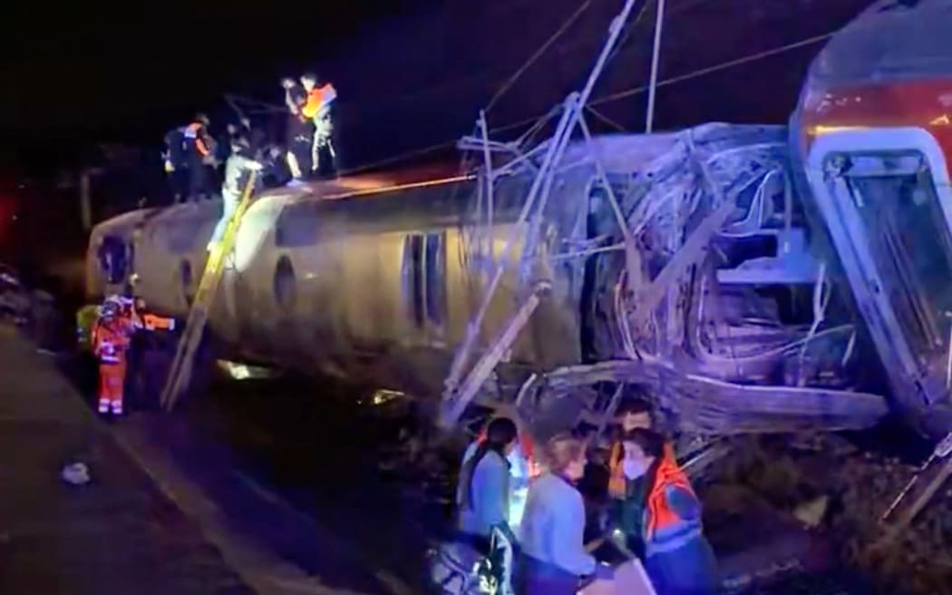 This video grab taken from UGC images posted on social media and verified by AFPTV teams in Madrid, shows emergency personnel working after a train accident in Adamuz, southern Spain, on January 18, 2026. At least 21 people died in a train accident near Adamuz, in the Spanish province of Cordoba (south), when a train derailed and collided with another convoy traveling on the opposite track, the Civil Guard told AFP. A train from the Spanish company Iryo traveling from the Andalusian city of Malaga to Madrid 'derailed' near Adamuz, 'encroaching on the adjacent track' where it collided with another train that 'also derailed,' stated the Railway Infrastructure Administrator (Adif), a public entity under the Ministry of Transport, on X. (Photo by -UGC / @eleanorinthesky (via X) / AFP) / RESTRICTED TO EDITORIAL USE – MANDATORY CREDIT «  AFP PHOTO / @ELEANORINTHESKY (VIA X) » - NO SALES NO MARKETING NO ADVERTISING CAMPAIGNS – DISTRIBUTED AS A SERVICE TO CLIENTS [ NO ARCHIVE ]
