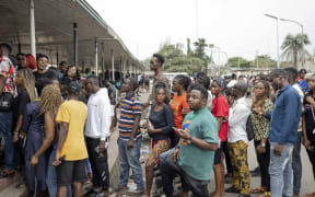 Voters queue at Nnamdi Azikiwe University polling station in Awka on February 25, 2023, during Nigeria's presidential and general election. (Photo by Patrick Meinhardt / AFP)