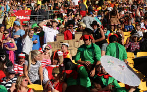 Seven fans getting into it.