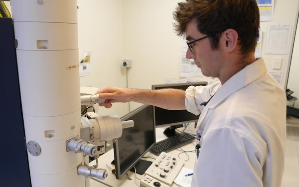 Brisbane laboratory COHLABS used a rare, expensive transmission electron microscope to confirm the chance discovery. (ABC News: Curtis Rodda)