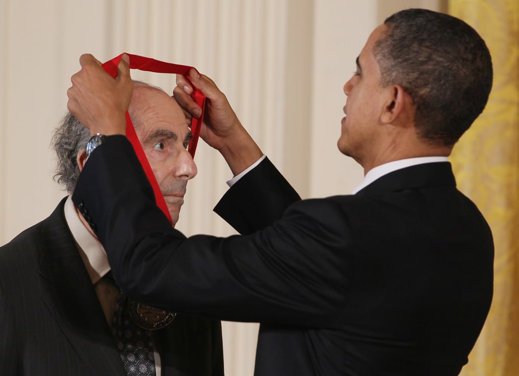 US President Barack Obama presents the 2010 National Humanities Medal to novelist Philip Roth.
