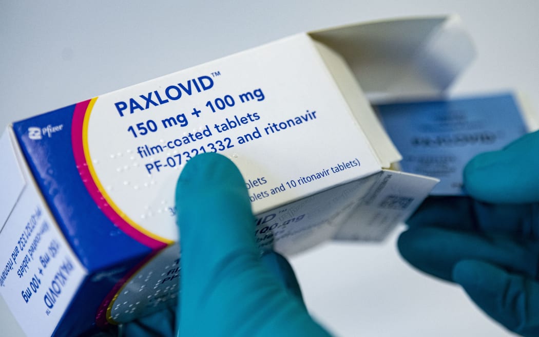 01 March 2022, Berlin: A person holds the drug Paxlovid from the US pharmaceutical company Pfizer against Covid-19. Photo: Fabian Sommer/dpa (Photo by Fabian Sommer / DPA / dpa Picture-Alliance via AFP)