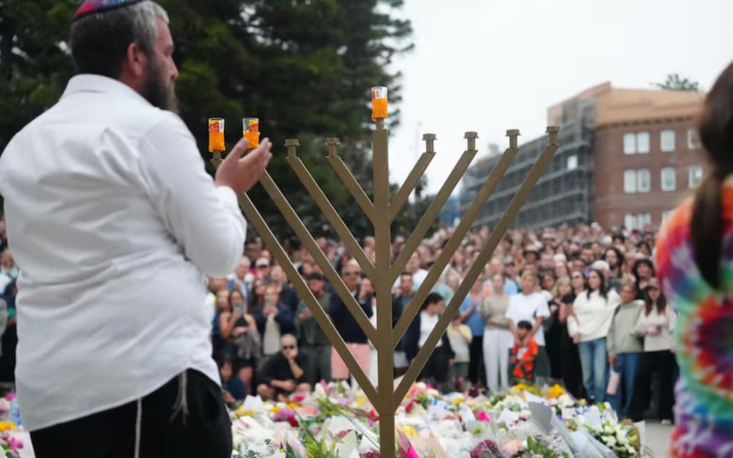 Rabbi Yossi Shuchat urged people to create their own light by reaching out and being kind to others.