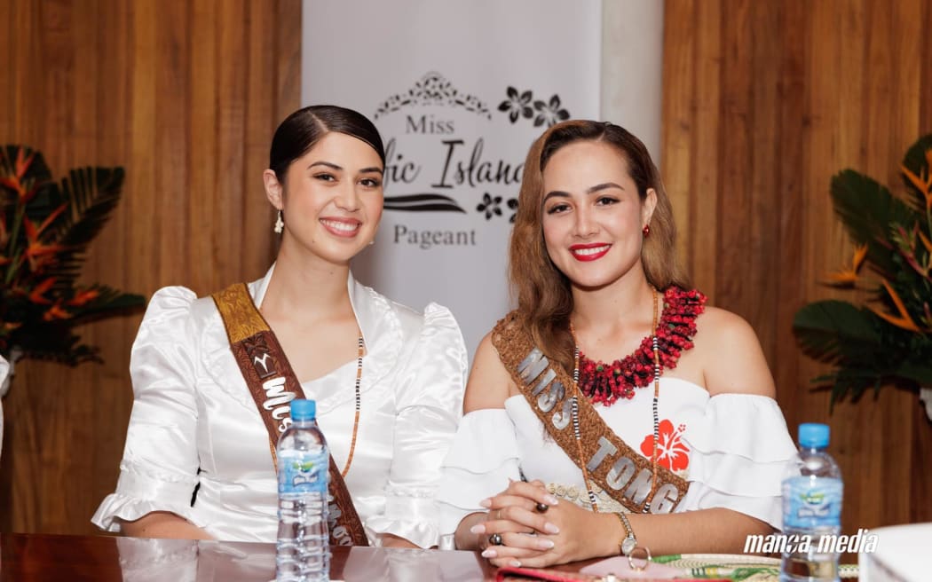 Miss Samoa, left, and Miss Tonga.