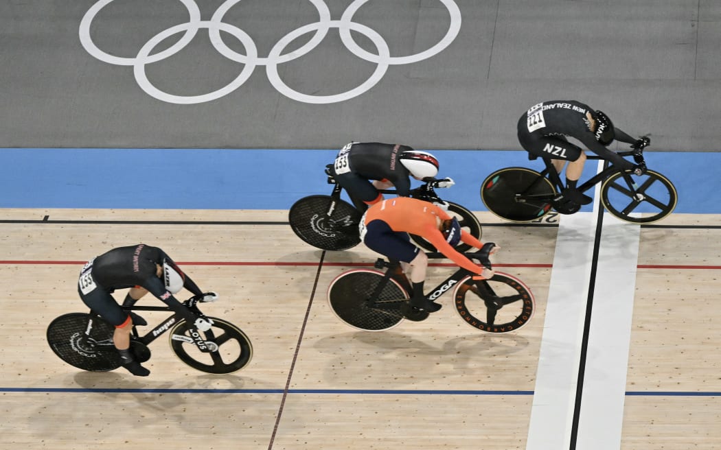 New Zealand's Ellesse Andrews cycles ahead of Netherlands' Hetty van de Wouw, Britain's Emma Finucane, Britain's Katy Marchant, during the women's track cycling keirin final for gold of the Paris 2024 Olympic Games at the Saint-Quentin-en-Yvelines National Velodrome in Montigny-le-Bretonneux, south-west of Paris, on August 8, 2024. (Photo by Sebastien BOZON / AFP)