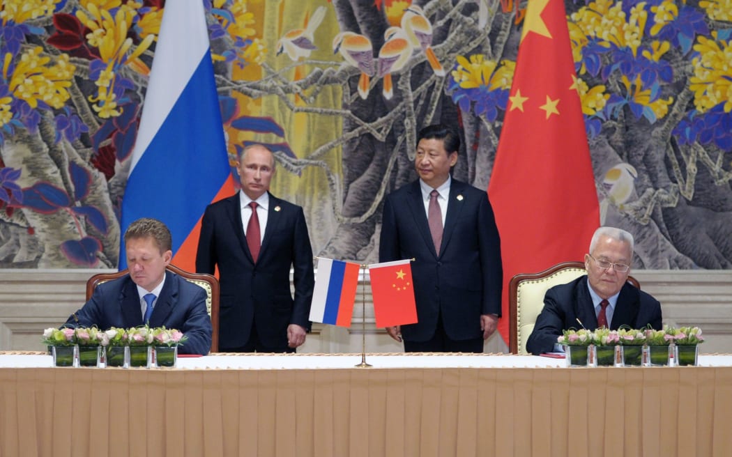 President Xi Jinping and President Vladimir Putin at the signing in Shanghai of an ageement between Gazprom and CNPC.