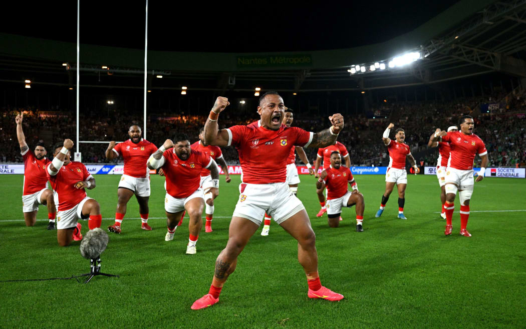 En esta fotografía proporcionada por World Rugby, Sonatani Takoloa de Tonga lidera la actuación de Sipi Tau antes del partido de la Copa Mundial de Rugby Francia 2023 entre Irlanda y Tonga en el Stade La Beaujoire el 16 de septiembre de 2023 en Nantes, Francia.  (Foto de Rugby World/Rugby World vía Getty Images)