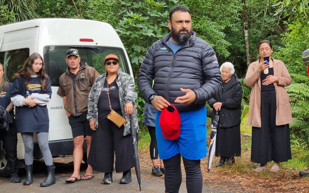 Tāne Houston addresses the gathering before the kiwi arrive.