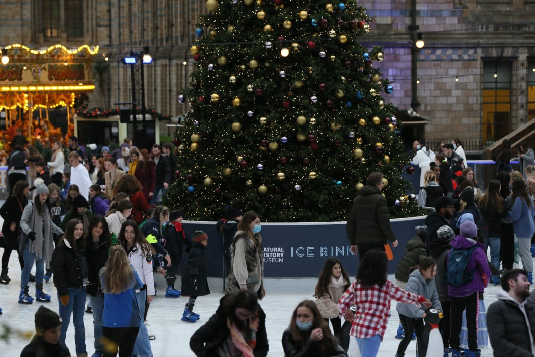 Some continue to wear masks on street as the number of daily Covid-19 cases exceeded 78,000 in London, United Kingdom on December 15, 2021.