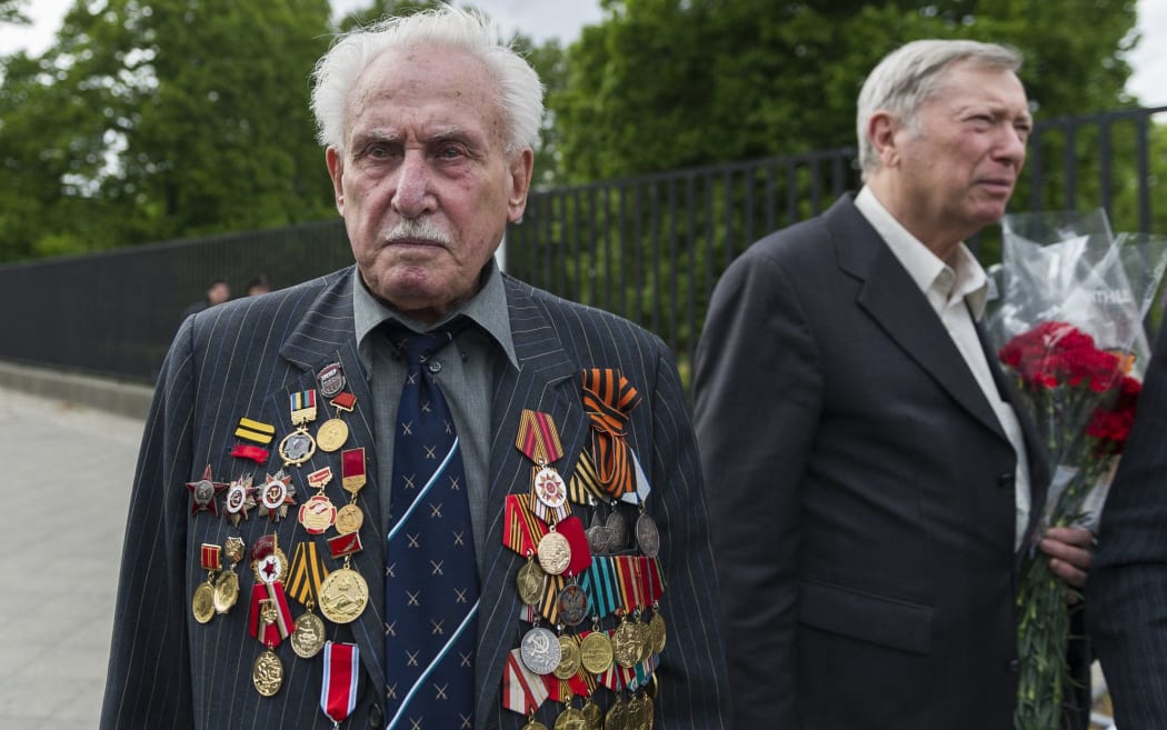 The Ukrainian veteran David Dushman mourns during a memorial service of Ukraine on 05.08.2015 at the Soviet memorial on the Straße des 17. Juni in Berlin , Germany during a memorial stone with a Russian tank .