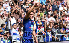 Taine Tuaupiki of the Warriors scores.