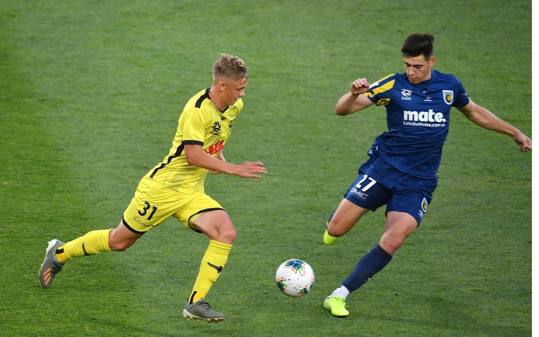 Phoenix's Ben Waine dribbles the ball with Mariners Daniel Desilva. A-League 2020.