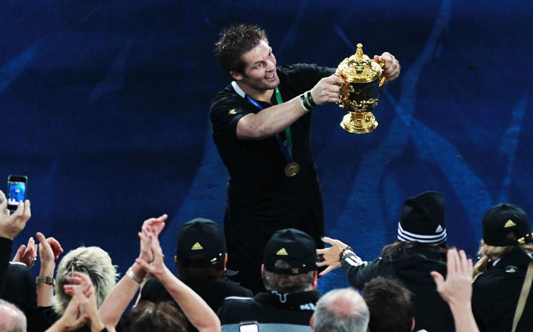 Richie McCaw holds the Webb Ellis trophy aloft