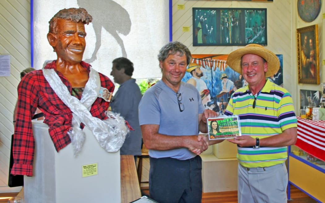 2019 Festival winner artist Marty Loughnan (center) with bigger than life sized bust of Sir Edmund Hillary (left) receives his winning Certificate from organiser Richard Aslett