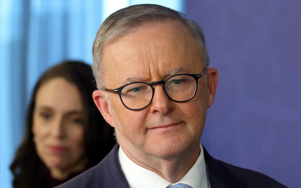 Australian Prime Minister Anthony Albanese escorts New Zealand Prime Minister Jacinda Ardern (L) for a joint press conference after a bilateral meeting in Sydney on June 10, 2022. (Photo by DAVID GRAY / AFP)