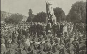 The 1917 unveiling of the Scott statue