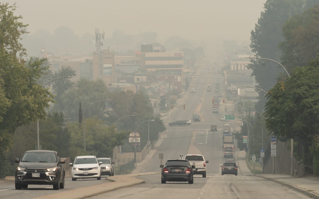 Smoke covers the streets of Vernon, British Columbia, as wildfires continue to burn on August 20, 2023. Two fast-moving "extreme" wildfires merged overnight in western Canada, threatening hundreds more homes and forcing continued evacuations in a wide swath of British Columbia province, officials said on August 20. (Photo by Paige Taylor White / AFP)