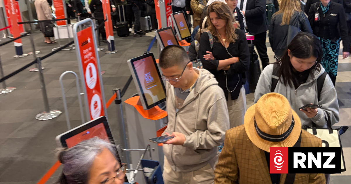 Queues build at Auckland Airport as flights delayed