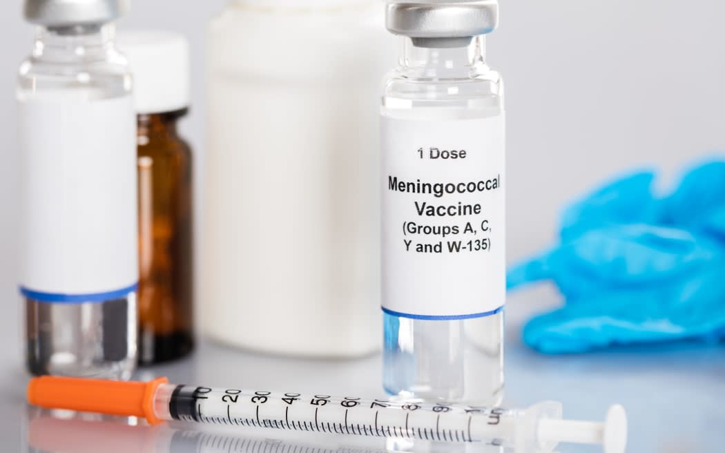 Vacunas meningocócicas gratuitas para jóvenes en situaciones de convivencia cercanas