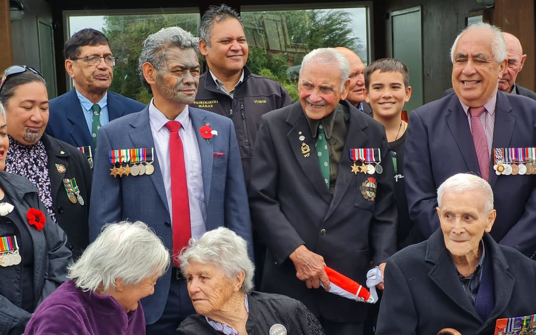Sir Robert Gillies, the last surviving member of the Battalion, raises the Māori Battalion Memorial flag at Ōhinemutu.
