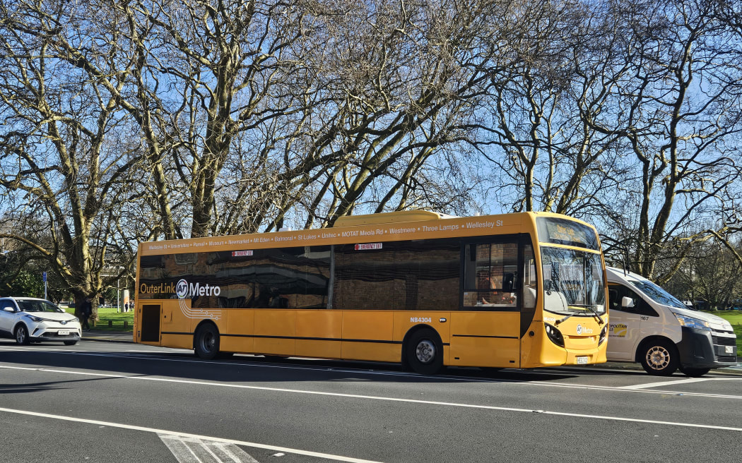 An Outerlink bus passes Auckland's Victoria Park.