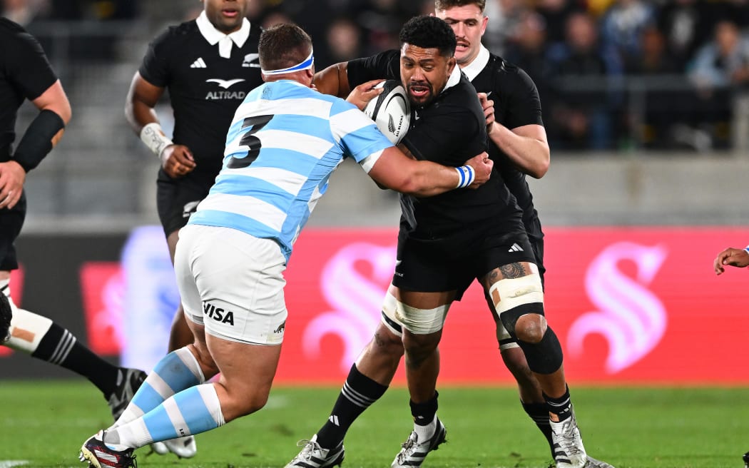 New Zealand’s Ardie Savea is tackled, Rugby Championship, New Zealand All Blacks v Argentina. Sky Stadium, Wellington. Saturday 10 August 2024.
© Mandatory credit: Kerry Marshall / www.photosport.nz