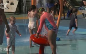 NZers try to keep cool as hot weather lingers