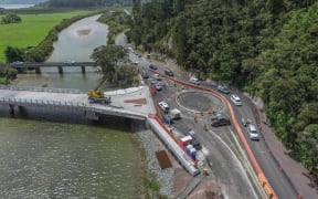 Aerial view of the new bridge and roundabout under construction on State Highway 10, plus the old one-lane bridge over the Kāeo River. Photo: NZTA Waka Kotahi
