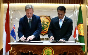 Minister of Agriculture, Trade and Investment Todd McClay and Indonesian Minister of Agriculture Andi Amran Sulaiman sign a new bilateral arrangement on agricultural cooperation in Jakarta, 7 August, 2025.