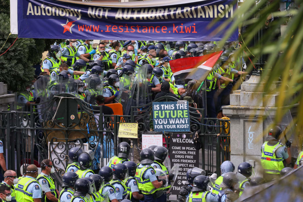 Just minutes later the police on Molesworth push protestors down to a matching position.